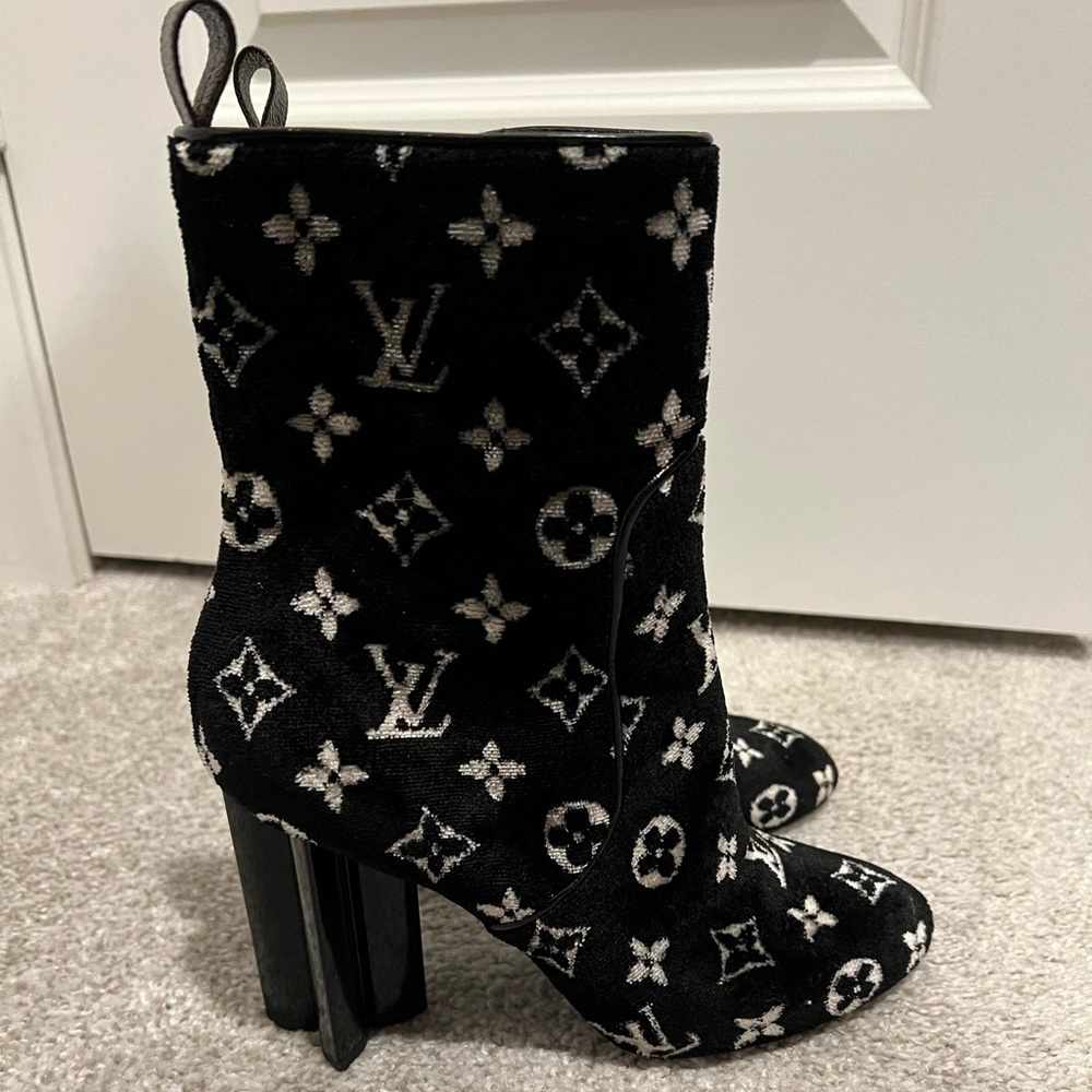 Louis Vutton booties size 39